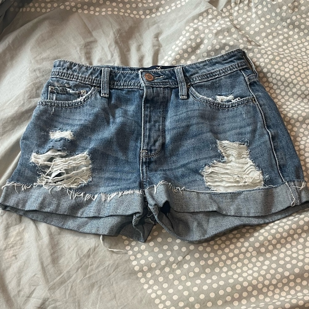 Hollister High Rise Mom 3” Distressed Denim Blue Women Shorts
